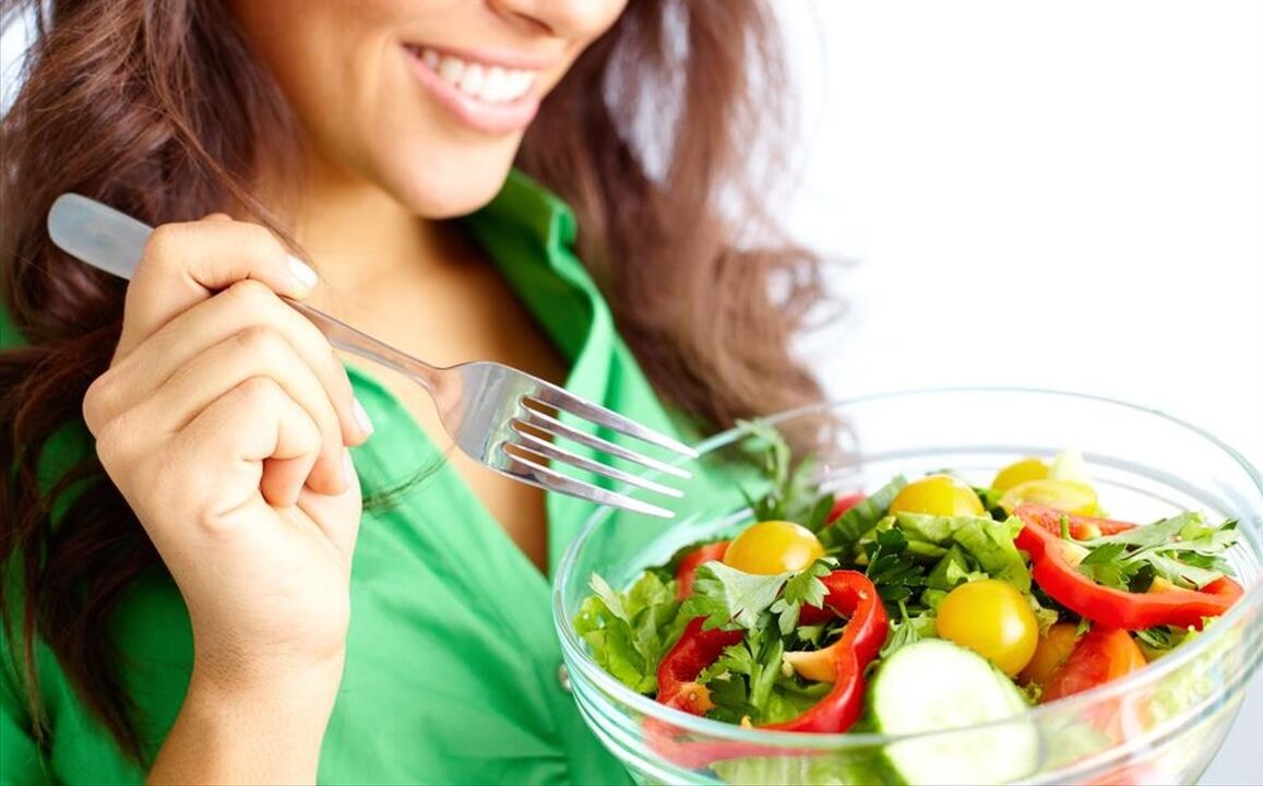 dívka jíst zeleninový salát na dietě 6 lístků